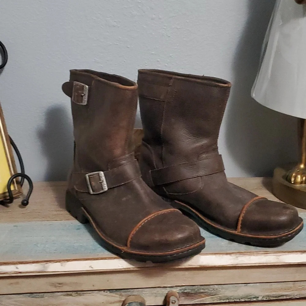 Uggs Australia Sz12 men's leather upper, genuine sheepskin inner